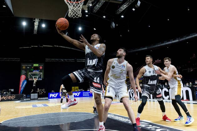 Basketball Loewen Braunschweig s Oliver Wuerzburg William Buford No 44 s Oliver Wuerzburg Owen Klassen No 5 Basketball Loewen Braunschweig Basketball Loewen Braunschweig s Oliver Wuerzburg, basketball, BBL, season 2021 2022, 03 02 2022 Braunschweig. Copyright: xEibner-Pressefoto Jan-FredericxHelbigx