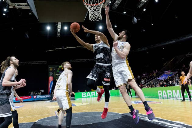 Basketball Loewen Braunschweig s Oliver Wuerzburg Filip Stanic No 65 s Oliver Wuerzburg Owen Klassen No 5 Basketball Loewen Braunschweig Basketball Loewen Braunschweig s Oliver Wuerzburg, basketball, BBL, season 2021 2022, 03 02 2022 Braunschweig Copyright: xEibner-Pressefoto Jan-FredericxHelbigx