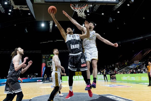 Basketball Loewen Braunschweig s Oliver Wuerzburg Filip Stanic No 65 s Oliver Wuerzburg Owen Klassen No 5 Basketball Loewen Braunschweig Basketball Loewen Braunschweig s Oliver Wuerzburg, basketball, BBL, season 2021 2022, 03 02 2022 Braunschweig Copyright: xEibner-Pressefoto Jan-FredericxHelbigx