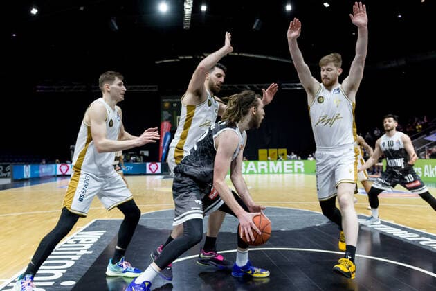 Basketball Loewen Braunschweig s Oliver Wuerzburg Craig Moller No 22 s Oliver Wuerzburg Luc van Slooten No 4 Basketball Loewen Braunschweig Owen Klassen No 5 Basketball Loewen Braunschweig Basketball Loewen Braunschweig s Oliver Wuerzburg, basketball, BBL, season 2021 2022, 03 02 2022 Braunschweig Copyright: xEibner-Pressefoto Jan-FredericxHelbigx