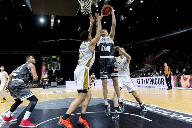 Basketball Loewen Braunschweig s Oliver Wuerzburg Aigars Skele Nr 21 s Oliver Wuerzburg Brandon Tischler Nr 13 Basketball Loewen Braunschweig Benedikt Turudic Nr 44 Basketball Loewen Braunschweig Basketball Loewen Braunschweig s Oliver Wuerzburg, basketball, BBL, season 2021 2022, 03 02 2022 Braunschweig Copyright: xEibner-Pressefoto Jan-FredericxHelbigx