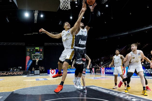 Basketball Loewen Braunschweig s Oliver Wuerzburg Brandon Tischler No 13 Basketball Loewen Braunschweig Alex King No 7 s Oliver Wuerzburg Basketball Loewen Braunschweig s Oliver Wuerzburg, Basketball, BBL, season 2021 2022, 03 02 2022 Braunschweig. Copyright: xEibner-Pressefoto Jan-FredericxHelbigx
