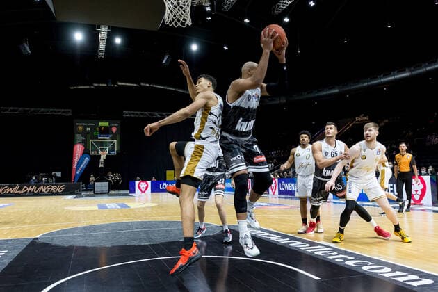 Basketball Loewen Braunschweig s Oliver Wuerzburg Alex King No 7 s Oliver Wuerzburg Basketball Loewen Braunschweig s Oliver Wuerzburg, Basketball, BBL, season 2021 2022, 03 02 2022 Braunschweig. Copyright: xEibner-Pressefoto Jan-FredericxHelbigx