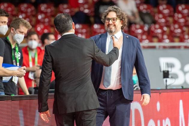 Head Coach Andrea Trinchieri FC Bayern welcomes his colleague Head Coach Ioannis Sfairopoulos Maccabi Fox Tel Aviv , FC Bayern Basketball vs Maccabi Fox Tel Aviv, Euroleague, 03 02 2022 Muenchen Bayern Germany Copyright: xkolbert-press UlrichxGamelx