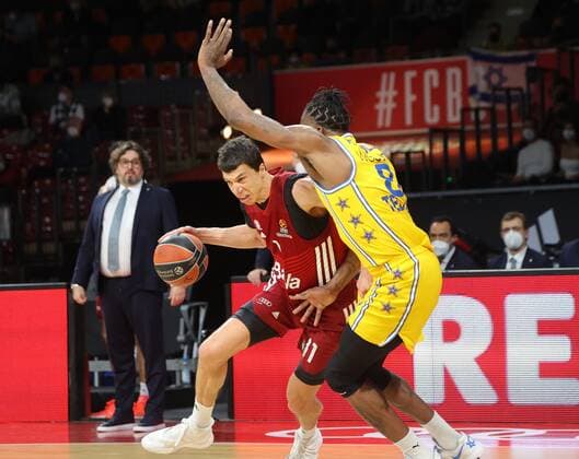 Bayerns 11 Vladimir LUCIC vs Tel Avivs 8 REYNOLDS. Basketball, FC Bayern - Tel AVIV, am 3.02.2022, Basketball Euroleague, FC Bayern München Basketball - Maccabi Playtika Tel Aviv, Saison 2021-2022, in Muenchen, A U D I D O M E, Deutschland. Quelle Copyright Credit : Oryk HAIST xx