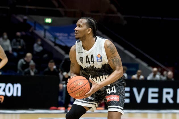 Basketball Loewen Braunschweig s Oliver Wuerzburg William Buford No 44 s Oliver Wuerzburg Basketball Loewen Braunschweig s Oliver Wuerzburg, basketball, BBL, season 2021 2022, 03 02 2022 Braunschweig. Copyright: xEibner-Pressefoto Jan-FredericxHelbigx