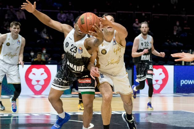 Basketball Loewen Braunschweig s Oliver Wuerzburg Desi Rodriguez Nr 23 s Oliver Wuerzburg Benedikt Turudic Nr 44 Basketball Loewen Braunschweig Basketball Loewen Braunschweig s Oliver Wuerzburg, basketball, BBL, season 2021 2022, 03 02 2022 Braunschweig Copyright: xEibner-Pressefoto Jan-FredericxHelbigx