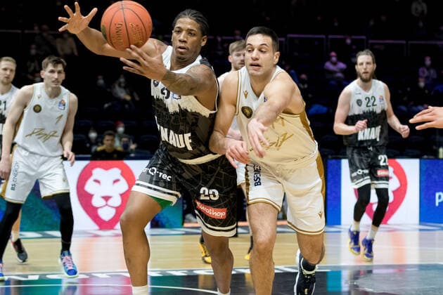 Basketball Loewen Braunschweig s Oliver Wuerzburg Desi Rodriguez Nr 23 s Oliver Wuerzburg Benedikt Turudic Nr 44 Basketball Loewen Braunschweig Basketball Loewen Braunschweig s Oliver Wuerzburg, basketball, BBL, season 2021 2022, 03 02 2022 Braunschweig Copyright: xEibner-Pressefoto Jan-FredericxHelbigx