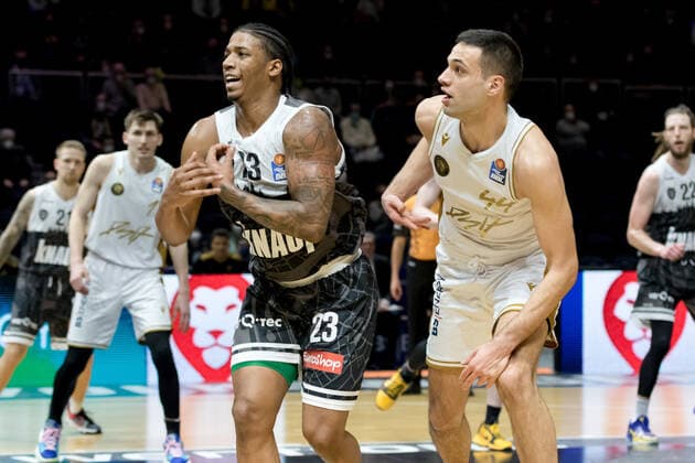 Basketball Loewen Braunschweig s Oliver Wuerzburg Desi Rodriguez Nr 23 s Oliver Wuerzburg Benedikt Turudic Nr 44 Basketball Loewen Braunschweig Basketball Loewen Braunschweig s Oliver Wuerzburg, basketball, BBL, season 2021 2022, 03 02 2022 Braunschweig Copyright: xEibner-Pressefoto Jan-FredericxHelbigx