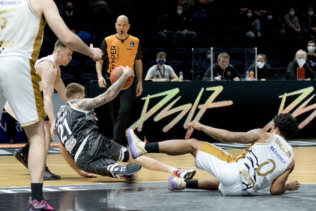 Basketball Loewen Braunschweig s Oliver Wuerzburg Aigars Skele Nr 21 s Oliver Wuerzburg Tookie Brown Nr 0 Basketball Loewen Braunschweig Basketball Loewen Braunschweig s Oliver Wuerzburg, basketball, BBL, season 2021 2022, 03 02 2022 Braunschweig Copyright: xEibner-Pressefoto Jan-FredericxHelbigx