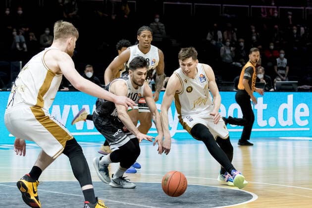 Basketball Loewen Braunschweig s Oliver Wuerzburg Luciano Parodi No 10 s Oliver Wuerzburg David Kraemer No 1 Basketball Loewen Braunschweig Basketball Loewen Braunschweig s Oliver Wuerzburg, basketball, BBL, season 2021 2022, 03 02 2022 Braunschweig Copyright: xEibner-Pressefoto Jan-FredericxHelbigx