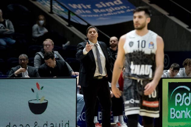 Basketball Loewen Braunschweig s Oliver Wuerzburg Sasa Filipovski coach s Oliver Wuerzburg Luciano Parodi No 10 s Oliver Wuerzburg Basketball Loewen Braunschweig s Oliver Wuerzburg, basketball, BBL, season 2021 2022, 03 02 2022 Braunschweig Copyright: xEibner-Pressefoto Jan-FredericxHelbigx