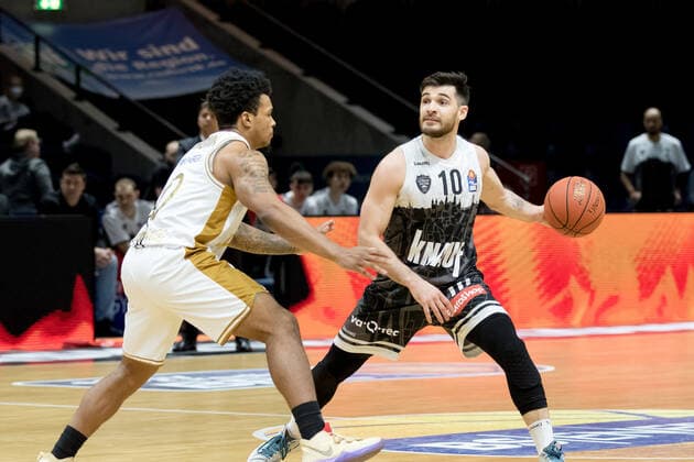 Basketball Loewen Braunschweig s Oliver Wuerzburg Luciano Parodi No 10 s Oliver Wuerzburg Tookie Brown No 0 Basketball Loewen Braunschweig Basketball Loewen Braunschweig s Oliver Wuerzburg, basketball, BBL, season 2021 2022, 03 02 2022 Braunschweig. Copyright: xEibner-Pressefoto Jan-FredericxHelbigx