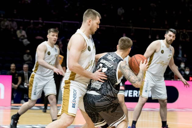 Basketball Loewen Braunschweig s Oliver Wuerzburg Aigars Skele Nr 21 s Oliver Wuerzburg Martin Peterka Nr 15 Basketball Loewen Braunschweig Basketball Loewen Braunschweig s Oliver Wuerzburg, basketball, BBL, season 2021 2022, 03 02 2022 Braunschweig Copyright: xEibner-Pressefoto Jan-FredericxHelbigx