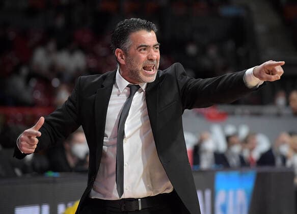 03 02 2022, xemx, basketball euroleague, FC Bayern Muenchen Maccabi Electra Tel Aviv emspor, v l head coach Ioannis Sfairopoulos Maccabi Electra Tel Aviv gives instructions, gestures with arms, gesticulate, gives instructions Muenchen