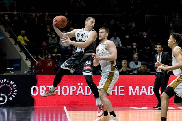 Basketball Loewen Braunschweig s Oliver Wuerzburg Felix Hoffmann Nr 34 s Oliver Wuerzburg Martin Peterka Nr 15 Basketball Loewen Braunschweig Basketball Loewen Braunschweig s Oliver Wuerzburg, basketball, BBL, season 2021 2022, 03 02 2022 Braunschweig Copyright: xEibner-Pressefoto Jan-FredericxHelbigx