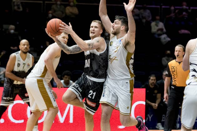 Basketball Loewen Braunschweig s Oliver Wuerzburg Aigars Skele Nr 21 s Oliver Wuerzburg Owen Klassen Nr 5 Basketball Loewen Braunschweig Basketball Loewen Braunschweig s Oliver Wuerzburg, basketball, BBL, season 2021 2022, 03 02 2022 Braunschweig Copyright: xEibner-Pressefoto Jan-FredericxHelbigx
