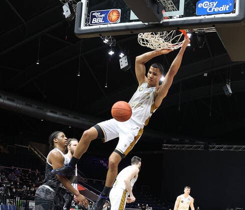 Brandon Tischler Basketball Loewen Brunswick Dunking