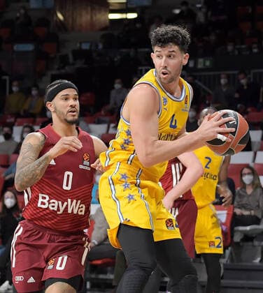 03 02 2022, xemx, Basketball Euroleague, FC Bayern Muenchen Maccabi Electra Tel Aviv emspor, v l Nick Weiler Babb FC Bayern Basketball , Angelo Caloiaro Maccabi Electra Tel Aviv Muenchen