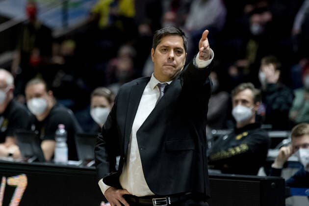 Basketball Loewen Braunschweig s Oliver Wuerzburg emotions defeat last seconds Sasa Filipovski coach s Oliver Wuerzburg Basketball Loewen Braunschweig s Oliver Wuerzburg, basketball, BBL, season 2021 2022, 03 02 2022 Braunschweig Copyright: xEibner-Pressefoto Jan-FredericxHelbigx