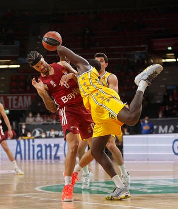 03 02 2022, Basketball Euroleague, FC Bayern Basketball vs Maccabi Tel Aviv, Munich, basketball, in the picture Nick Weiler Babi FCB Basketball vs Khyri Thomas Maccabi Tel Aviv