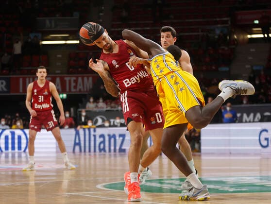 03 02 2022, Basketball Euroleague, FC Bayern Basketball vs Maccabi Tel Aviv, Munich, basketball, in the picture Nick Weiler Babi FCB Basketball vs Khyri Thomas Maccabi Tel Aviv