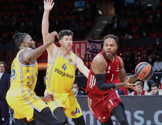 Tel Avivs 8 REYNOLDS and Tel Avivs 4 CALOIARO vs Bayerns 1 Deshaun THOMAS. Basketball, FC Bayern - Tel AVIV, am 3.02.2022, Basketball Euroleague, FC Bayern München Basketball - Maccabi Playtika Tel Aviv, Saison 2021-2022, in Muenchen, A U D I D O M E, Deutschland. Quelle Copyright Credit : Oryk HAIST xx