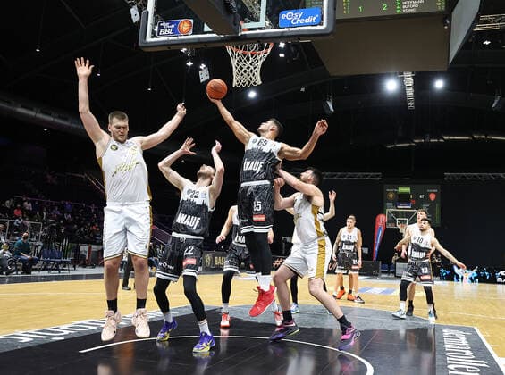 Filip Stanic s Oliver Wuerzburg , Martin Peterka Basketball Loewen Braunschweig 15