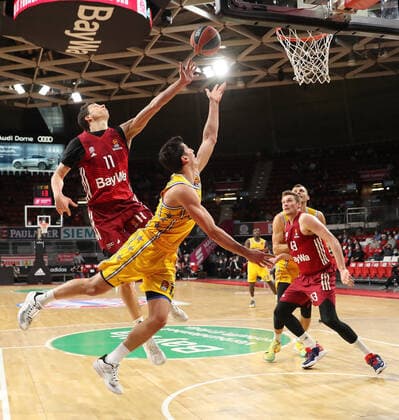 Vladimir Lucic Bayern Basketball, 11 tries to prevent John Dibartolomeo Maccabi Tel Aviv, 12 from shooting GER, FC Bayern Basketball vs Maccabi Tel Aviv, EuroLeague, 2021 2022 season, 03 02 2022, GER, FC Bayern Basketball vs Maccabi Tel Aviv, EuroLeague, 2021 2022 season, 03 02 2022, Munich, Germany. Copyright: xEIBNER MarcelxEngelbrechtx EP_EER
