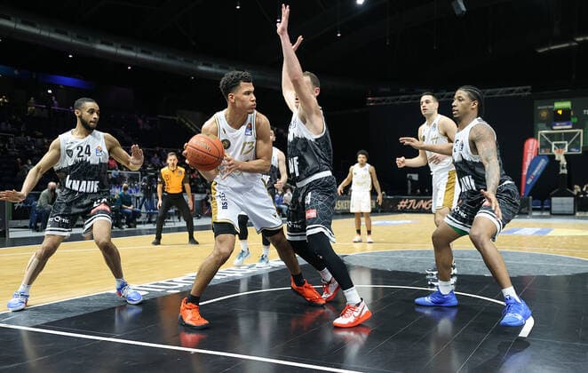 Brandon Tischler Basketball Loewen Braunschweig on the ball