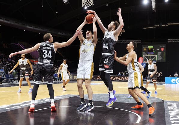 Felix Hoffmann s Oliver Wuerzburg 34, Benedikt Turudic Basketball Loewen Braunschweig 44,Craig Moller s Oliver Wuerzburg 22, Brandon Tischler Basketball Loewen Braunschweig 13
