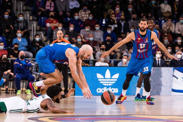 February 3, 2022, Barcelona, Barcelona, Spain: Nick Calathes of FC Barcelona, Barca in action against Daryl Macon Jr. of Panathinaikos OPAP Athens during the Turkish Airlines EuroLeague match between FC Barcelona and Panathinaikos OPAP Athens at Palau Blaugrana on February 03, 2022 in Barcelona, Spain. Barcelona Spain - ZUMAa181 20220203_zaa_a181_026 Copyright: xJavierxBorregox