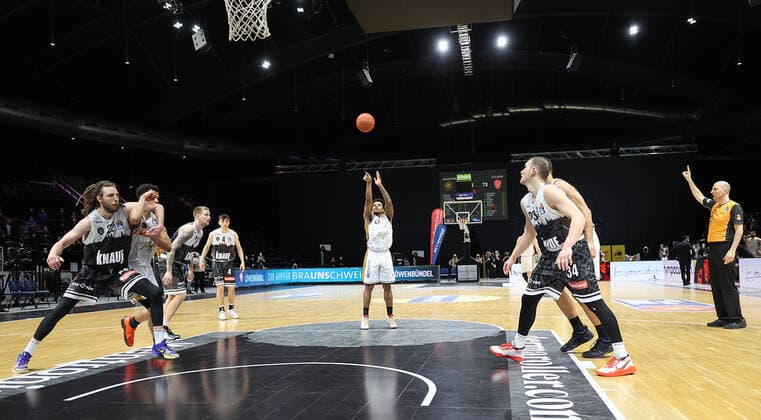 Tookie Brown Basketball Loewen Braunschweig scored by free throw to win the game