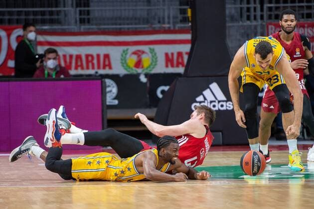 Keenan Evans 2 Maccabi Fox Tel Aviv , Leon Radosevic 43 FC Bayern , Ante Zizic 23 Maccabi Fox Tel Aviv , FC Bayern Basketball vs Maccabi Fox Tel Aviv, Euroleague, 03 02 2022 Muenchen Bayern Germany Copyright: xkolbert-press UlrichxGamelx