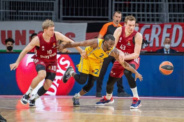 Ognjen Jaramaz 10 FC Bayern , Keenan Evans 2 Maccabi Fox Tel Aviv , Leon Radosevic 43 FC Bayern , FC Bayern Basketball vs Maccabi Fox Tel Aviv, Euroleague, 03 02 2022 Muenchen Bayern Germany Copyright: xkolbert-press UlrichxGamelx