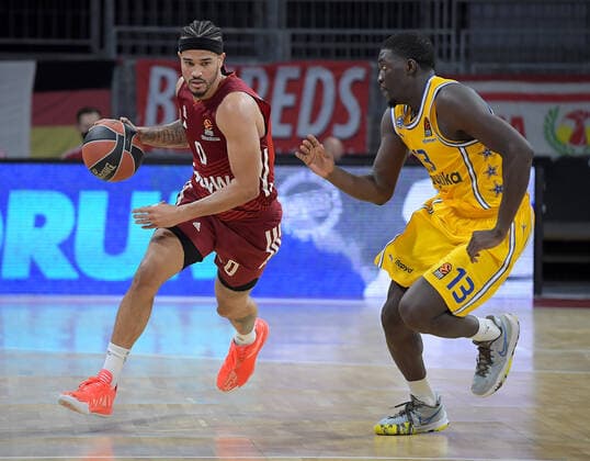 03 02 2022, xemx, Basketball Euroleague, FC Bayern Muenchen Maccabi Electra Tel Aviv emspor, v l Nick Weiler Babb FC Bayern Basketball , Khyri Thomas Maccabi Electra Tel Aviv Muenchen