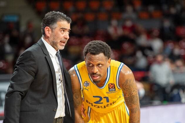 Head Coach Ioannis Sfairopoulos Maccabi Fox Tel Aviv , James Nunnally 21 Maccabi Fox Tel Aviv , FC Bayern Basketball vs Maccabi Fox Tel Aviv, Euroleague, 03 02 2022 Munich Bavaria Germany Copyright: xkolbert-press UlrichxGamelx