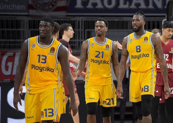 03 02 2022, xemx, basketball euroleague, FC Bayern Muenchen Maccabi Electra Tel Aviv emspor, v l team, players, disappointed, disappointed looking at the end of the match Muenchen