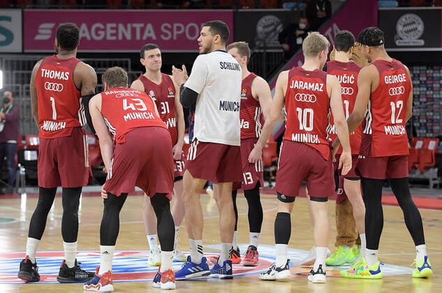 03 02 2022, xemx, basketball euroleague, FC Bayern Muenchen Maccabi Electra Tel Aviv emspor, v l team, players, cheer at the end of the match, celebrate at the end of the match Muenchen