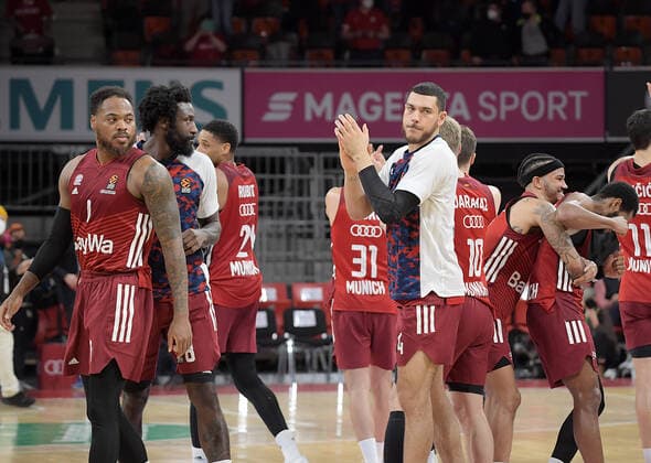 03 02 2022, xemx, basketball euroleague, FC Bayern Muenchen Maccabi Electra Tel Aviv emspor, v l team, players, cheer at the end of the match, celebrate at the end of the match Muenchen