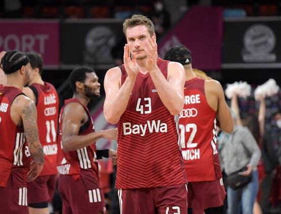 03 02 2022, xemx, basketball euroleague, FC Bayern Muenchen Maccabi Electra Tel Aviv emspor, v l team, players, cheer at the end of the match, celebrate at the end of the match Muenchen