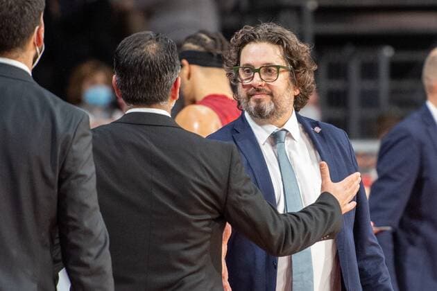 Head Coach Andrea Trinchieri FC Bayern verbaschiedet from Head Coach Ioannis Sfairopoulos Maccabi Fox Tel Aviv , FC Bayern Basketball vs Maccabi Fox Tel Aviv, Euroleague, 03 02 2022 Muenchen Bayern Germany Copyright: xkolbert-press UlrichxGamelx