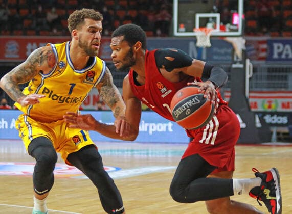 2 Corey Walden FCBB red against 1 Scottie Wilbekin Maccabi Basketball EuroLeague FC Bayern Muenchen Maccabi Tel Aviv Audi Dome on 03 02 2022 PHOTO Mladen Lackovic LakoPress