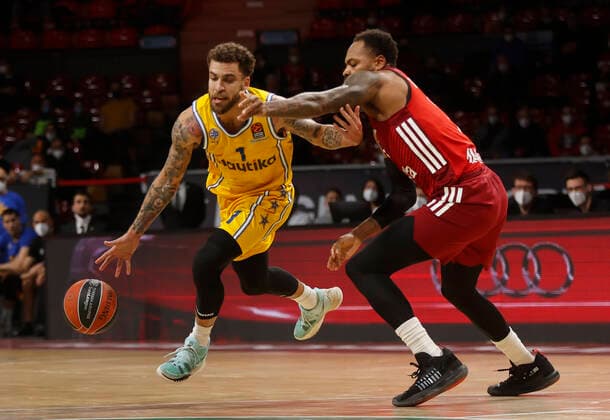 03 02 2022, Basketball Euroleague, FC Bayern Basketball vs Maccabi Tel Aviv, Munich, Basketball, in picture Scottie Wilbekin Maccabi Tel Aviv vs Deshaun Thomas FCB Basketball