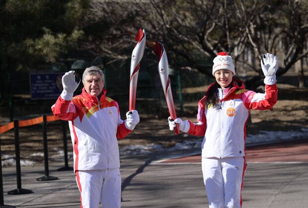 Bilder des Jahres 2022, Sport 02 Februar Sport Themen der Woche KW05 (220204) -- BEIJING, Feb. 4, 2022 -- Torch bearers Thomas Bach (L) and Zhang Hong attend the Beijing 2022 Olympic Torch Relay at the Olympic Forest Park in Beijing, capital of China, Feb. 4, 2022. ) (BEIJING2022)CHINA-BEIJING-OLYMPIC TORCH RELAY (CN) LixHe 