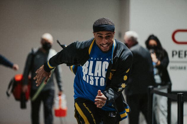 03 02 2022, USA, San Francisco, Chase Center, mens basketball, 2021 2022 NBA season, Golden State Warriors Sacramento Kings Gary Payton II entering the arena.
