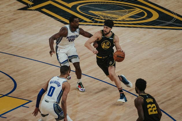 03 02 2022, USA, San Francisco, Chase Center, mens basketball, NBA season 2021 2022, Golden State Warriors Sacramento Kings Klay Thompson Warriors re vs Harrison Barnes Kings, li