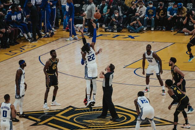 03 02 2022, USA, San Francisco, Chase Center, basketball men, NBA season 2021 2022, Golden State Warriors Sacramento Kings Richaun Holmes 22 Tippoff