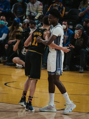 03 02 2022, USA, San Francisco, Chase Center, mens basketball, 2021 2022 NBA season, Golden State Warriors Sacramento Kings Klay Thompson Warriors li hugs Damian Jones Kings, re