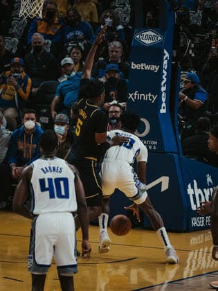 03 02 2022, USA, San Francisco, Chase Center, mens basketball, 2021 2022 NBA season, Golden State Warriors Sacramento Kings Kevon Looney Warriors li vs Damian Jones Kings, re